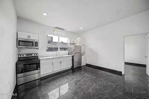 Kitchen - 4020 S 15th St, Phoenix, AZ 85040 photo 1 of 2