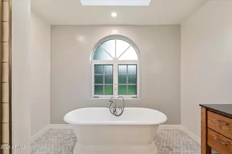 Bath - 118 E Palm Ln, Phoenix, AZ 85004 photo 3 of 5