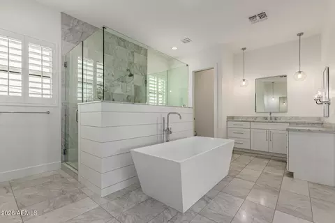 Bath - 4529 E Glenrosa Ave, Phoenix, AZ 85018 photo 4 of 7