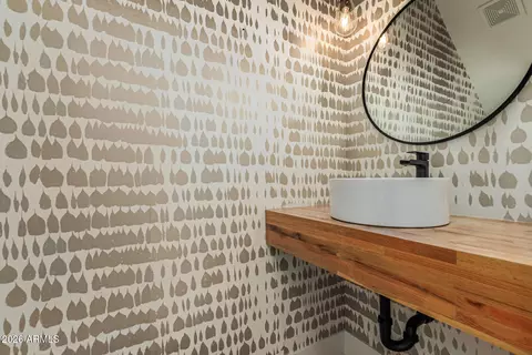 Bath - 4529 E Glenrosa Ave, Phoenix, AZ 85018 photo 6 of 7