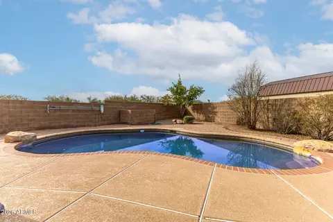 Exterior - 402 E Blue Eagle Ln, Phoenix, AZ 85086 photo 6 of 10