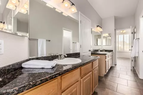 Bath - 402 E Blue Eagle Ln, Phoenix, AZ 85086 photo 3 of 4