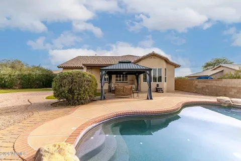 Exterior - 402 E Blue Eagle Ln, Phoenix, AZ 85086 photo 8 of 10