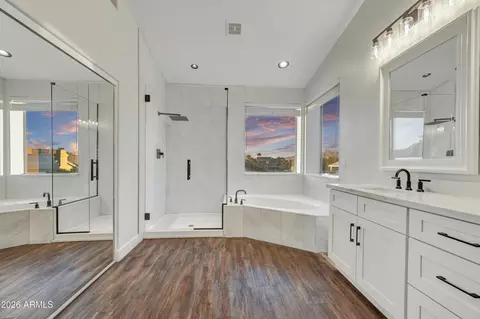 Bath - 4564 E Chisum Trl, Phoenix, AZ 85050 photo 3 of 4