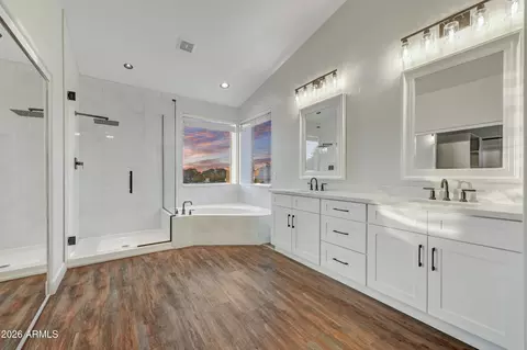Bath - 4564 E Chisum Trl, Phoenix, AZ 85050 photo 2 of 4