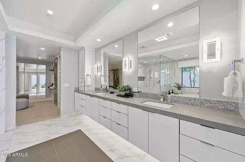 Bath - 5633 E Lafayette Blvd, Phoenix, AZ 85018 photo 2 of 6