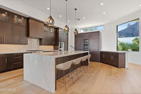 5724 N Echo Canyon Dr, Phoenix, AZ 85018