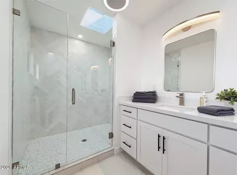 Bath - 342 E Orangewood Ave, Phoenix, AZ 85020 photo 2 of 5