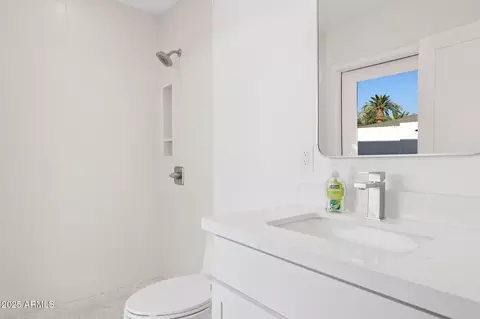 Bath - 342 E Orangewood Ave, Phoenix, AZ 85020 photo 3 of 5