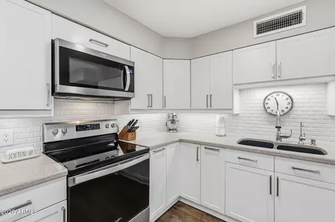 Kitchen - 5106 E Toniko Dr, Phoenix, AZ 85044 photo 4 of 4