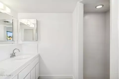 Bath - 5438 E Pinchot Ave, Phoenix, AZ 85018 photo 1 of 3