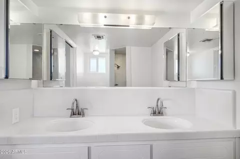 Bath - 5438 E Pinchot Ave, Phoenix, AZ 85018 photo 2 of 3