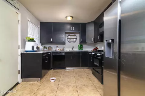 Kitchen - 822 E Montecito Ave, Phoenix, AZ 85014 photo 3 of 4