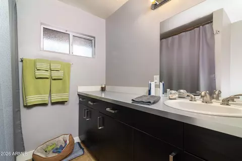 Bath - 822 E Montecito Ave, Phoenix, AZ 85014 photo 1 of 4