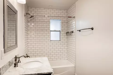 Bath - 2226 E Devonshire Ave, Phoenix, AZ 85016 photo 2 of 2