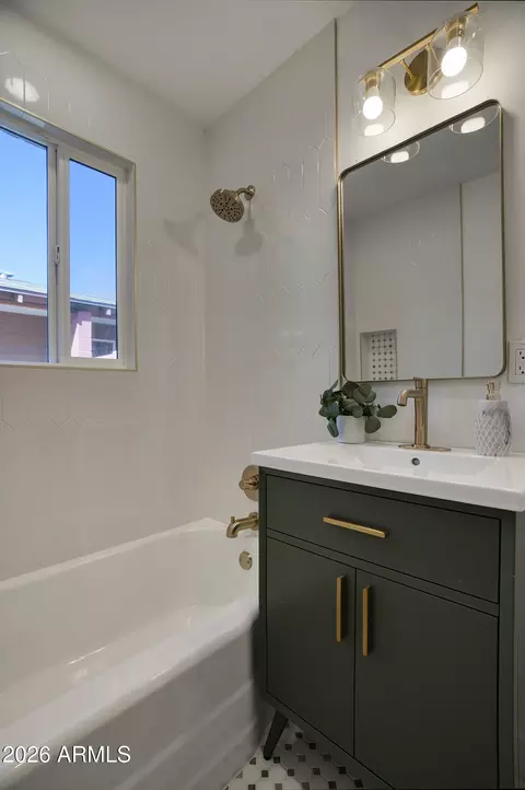 Bath - 1212 W Coolidge St, Phoenix, AZ 85013 photo 4 of 4