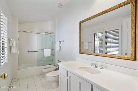 Bath - 84 Biltmore Ests, Phoenix, AZ 85016 photo 6 of 9