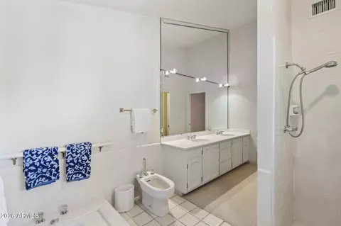 Bath - 84 Biltmore Ests, Phoenix, AZ 85016 photo 8 of 9