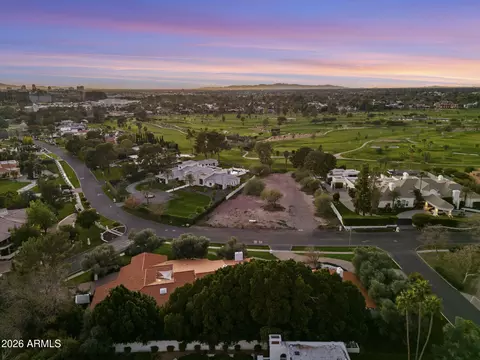 View/Area - 84 Biltmore Ests, Phoenix, AZ 85016 photo 2 of 5