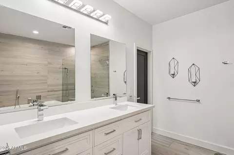 Bath - 1434 E Weldon Ave, Phoenix, AZ 85014 photo 4 of 6