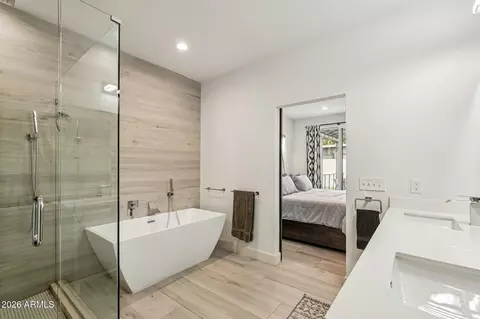 Bath - 1434 E Weldon Ave, Phoenix, AZ 85014 photo 3 of 6