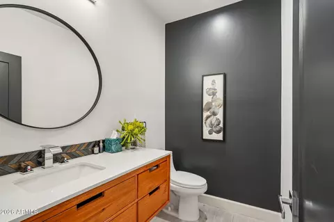 Bath - 1434 E Weldon Ave, Phoenix, AZ 85014 photo 1 of 6