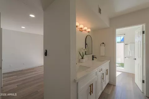 Bath - 2011 W Nopal Ave, Mesa, AZ 85202 photo 1 of 5