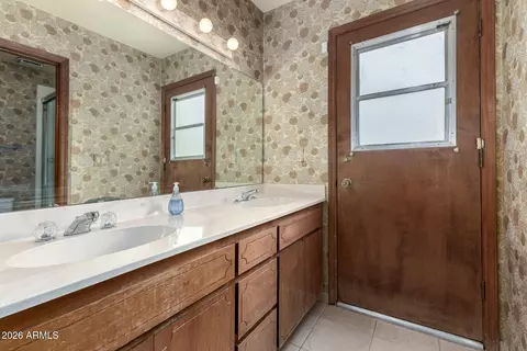 Bath - 4621 E Onyx Ave, Phoenix, AZ 85028 photo 5 of 5