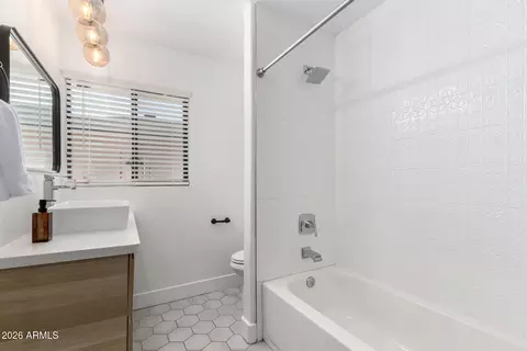 Bath - 4607 Edgemont Ave, Phoenix, AZ 85008 photo 4 of 4