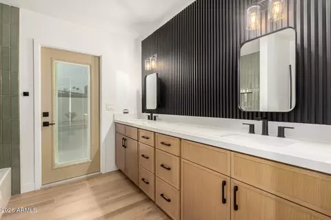 Bath - 1023 E Watson Dr, Tempe, AZ 85283 photo 2 of 3