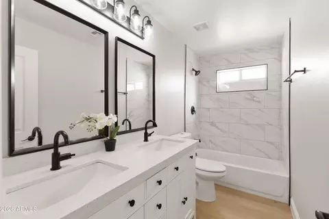 Bath - 4255 N 30th Dr, Phoenix, AZ 85017 photo 1 of 3
