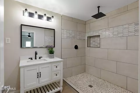 Bath - 4255 N 30th Dr, Phoenix, AZ 85017 photo 3 of 3
