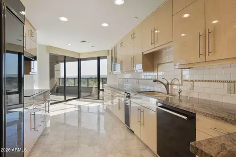 Kitchen - 1040 E Osborn Rd #601, Phoenix, AZ 85014 photo 4 of 5