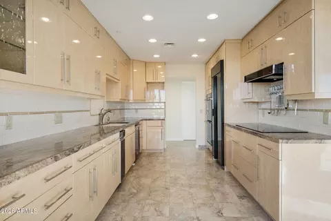 Kitchen - 1040 E Osborn Rd #601, Phoenix, AZ 85014 photo 3 of 5
