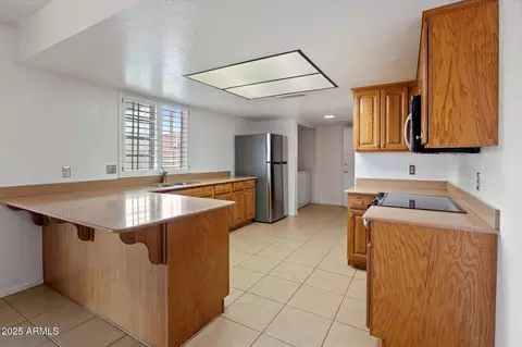 Kitchen - 4333 E Desert Cactus St, Phoenix, AZ 85032 photo 2 of 2
