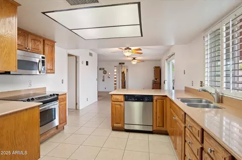 Kitchen - 4333 E Desert Cactus St, Phoenix, AZ 85032 photo 1 of 2