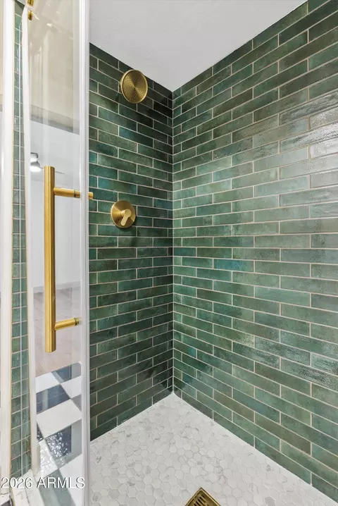 Bath - 610 E San Juan Ave, Phoenix, AZ 85012 photo 2 of 4