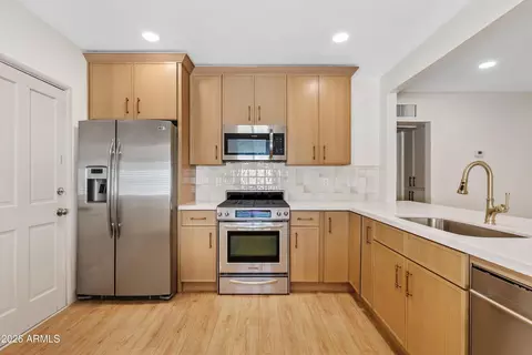 Kitchen - 610 E San Juan Ave, Phoenix, AZ 85012 photo 4 of 5