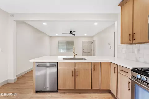 Kitchen - 610 E San Juan Ave, Phoenix, AZ 85012 photo 2 of 5