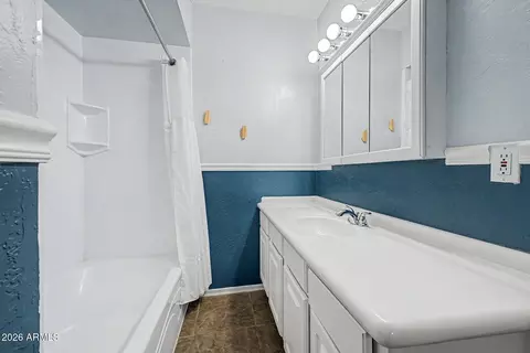Bath - 4232 N 10th St, Phoenix, AZ 85014 photo 1 of 2