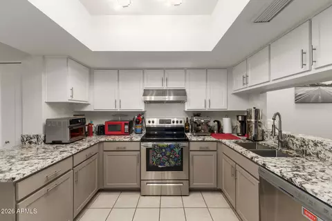 Kitchen - 2707 E Shaw Butte Dr, Phoenix, AZ 85028 photo 3 of 4