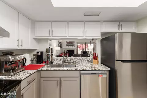 Kitchen - 2707 E Shaw Butte Dr, Phoenix, AZ 85028 photo 4 of 4