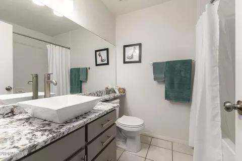 Bath - 2707 E Shaw Butte Dr, Phoenix, AZ 85028 photo 3 of 4