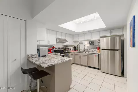 Kitchen - 2707 E Shaw Butte Dr, Phoenix, AZ 85028 photo 2 of 4