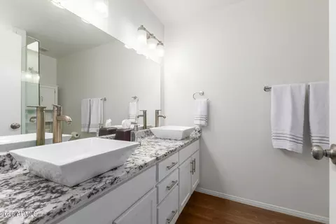 Bath - 2707 E Shaw Butte Dr, Phoenix, AZ 85028 photo 1 of 4