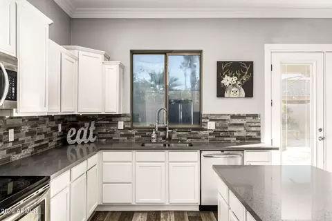 Kitchen - 3283 E Red Oak Ln, Gilbert, AZ 85297 photo 5 of 6