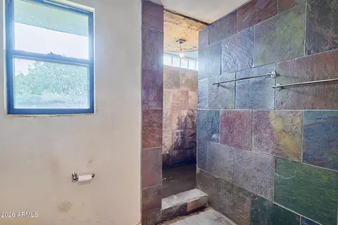 Bath - 327 E Medlock Dr, Phoenix, AZ 85012 photo 3 of 5