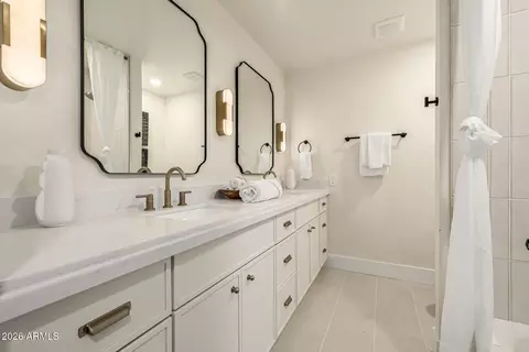 Bath - 3423 E Beryl Ln, Phoenix, AZ 85028 photo 3 of 4
