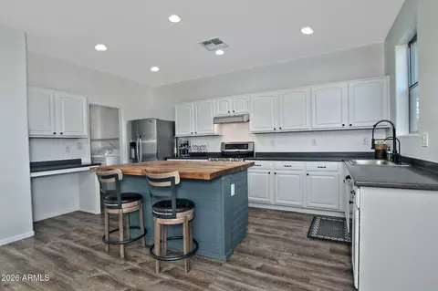 Kitchen - 1708 E Cielo Grande Ave, Phoenix, AZ 85024 photo 2 of 3