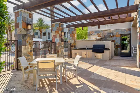 View/Area - 2 Biltmore Est #309, Phoenix, AZ 85016 photo 2 of 2